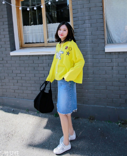 衛(wèi)衣搭配牛仔裙好看嗎？瞬間減齡變少女