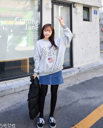 衛(wèi)衣搭配牛仔裙好看嗎？瞬間減齡變少女