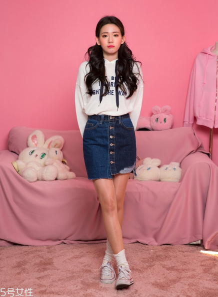 衛(wèi)衣搭配牛仔裙好看嗎？瞬間減齡變少女