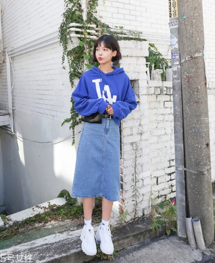 衛(wèi)衣搭配牛仔裙好看嗎？瞬間減齡變少女