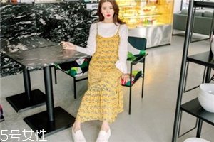 吊帶碎花裙配什么上衣？打造乖乖女形象