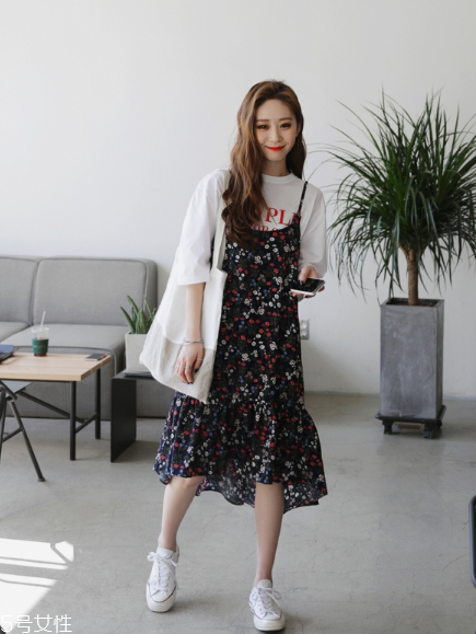 吊帶碎花裙配什么上衣？打造乖乖女形象