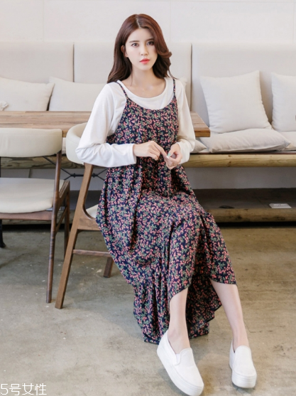 吊帶碎花裙配什么上衣？打造乖乖女形象