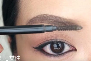 眉膠干了怎么辦？加水稀釋一下