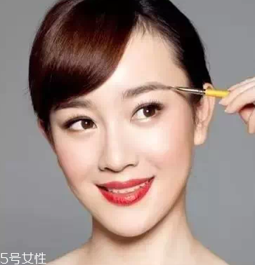怎么化標(biāo)準(zhǔn)眉？三點(diǎn)法打造親和眉形