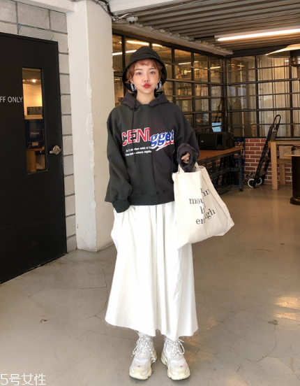 衛(wèi)衣搭配長裙好看嗎？早春凹足造型感
