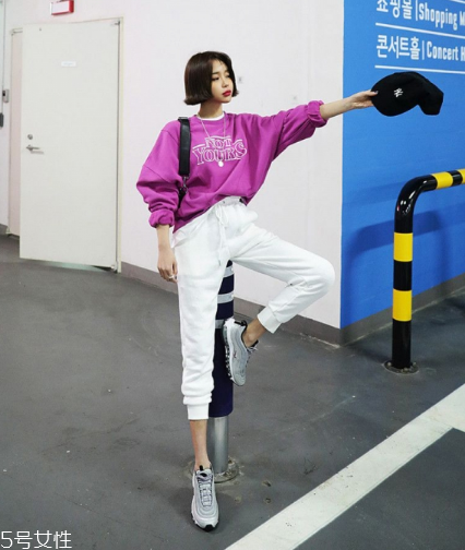 紫色衛(wèi)衣怎么搭配？流行色助你成為時(shí)尚女王