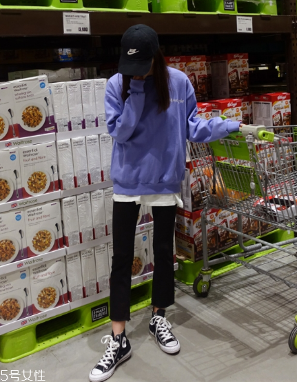 紫色衛(wèi)衣怎么搭配？流行色助你成為時(shí)尚女王