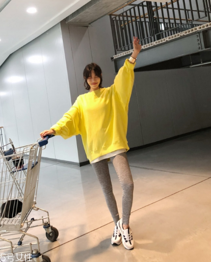 黃色衛(wèi)衣怎么搭配？用亮色吸引眼球
