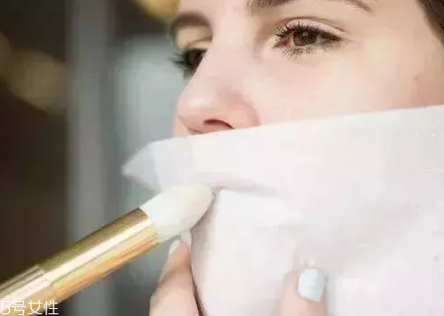 定妝粉用刷子好還是用粉撲好？新手用粉撲