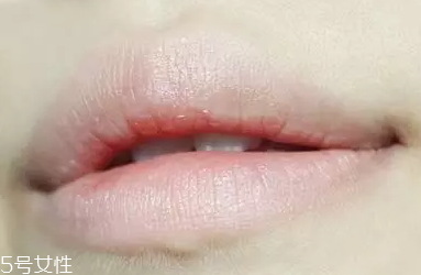唇彩怎么涂好看？用下唇暈染上唇更好看