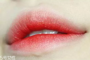 唇彩怎么涂好看？用下唇暈染上唇更好看