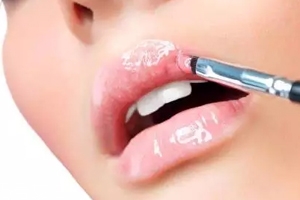唇彩怎么涂好看？用下唇暈染上唇更好看