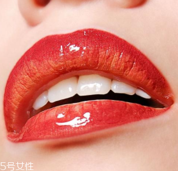 唇彩有點(diǎn)干了怎么辦？加礦泉水稀釋