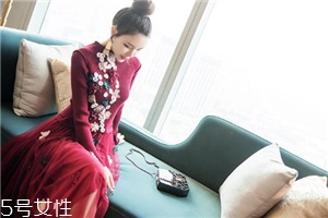 針織連衣裙什么款式好看？搭出時(shí)尚新感覺(jué)