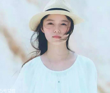 鹽系女生怎樣穿搭？清新無(wú)公害的鄰家女孩