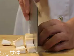 杏鮑菇怎么洗才干凈？鹽水泡泡輕松去污