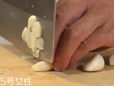 杏鮑菇怎么洗才干凈？鹽水泡泡輕松去污
