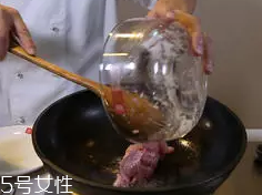 杏鮑菇怎么洗才干凈？鹽水泡泡輕松去污