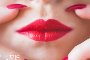 唇彩有點(diǎn)干了怎么辦？加礦泉水稀釋