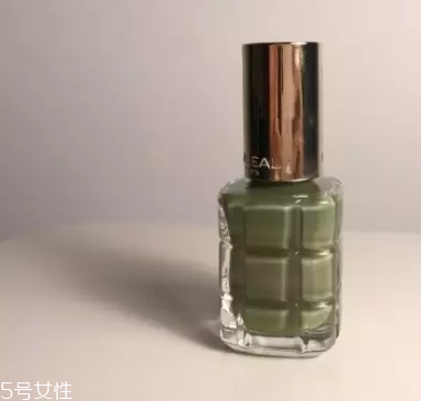 綠色指甲油配什么顏色？裸色和巧克力色是絕配