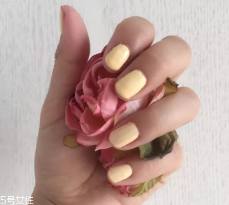 綠色指甲油顯手黑嗎？反光深綠色適合黃皮