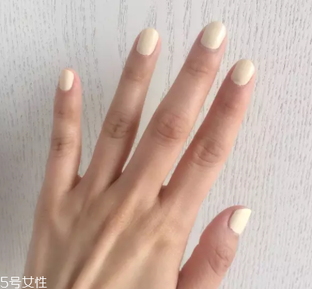 綠色指甲油顯手黑嗎？反光深綠色適合黃皮