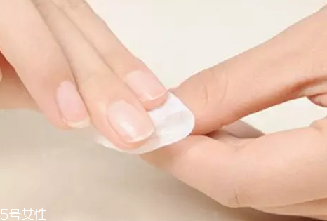 指甲油膠水怎么樣洗掉？在家卸甲油膠的4個步驟