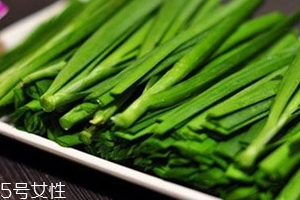 韭菜沒熟吃了會怎么樣？生韭菜很辛辣