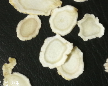 西洋參治什么?。课餮髤⒐π姶?></p><p>此款西洋參不但可用于烹飪、茶飲。更可以在秋燥季節(jié)，消煩止渴，所以便攜的分袋包裝是個人覺得最良性的設計。
缺點：談不上缺點，從店鋪價格和貨物實際比較，非常值得推薦，只是外盒包裝最好有免包裝選項，一來減少成本，二來拓展讓利空間。</p><p>開了一小包試試，打開就有參味為了更好的感受花旗參的味道，就只用開水單獨沖泡泡了一會變成淡黃色，參味也很好，喝起來甘甘的，口感很好。</p><p style=