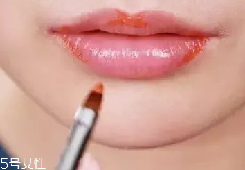 口紅干了嘴脫皮怎么辦？4步打造水潤(rùn)雙唇