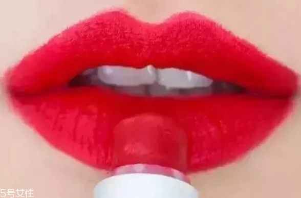 口紅干了嘴脫皮怎么辦？4步打造水潤(rùn)雙唇