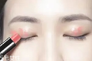怎么用口紅畫眼影？兩步畫好眼妝