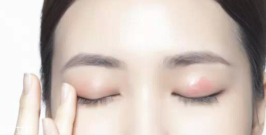 怎么用口紅畫眼影？兩步畫好眼妝