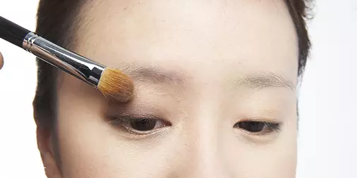 怎么用口紅畫眼影？兩步畫好眼妝
