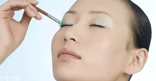 怎么用口紅畫眼影？兩步畫好眼妝