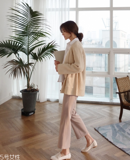 米色毛衣怎么搭配？打造氣質(zhì)女神范兒