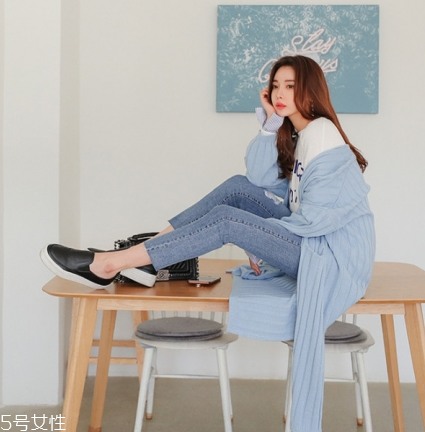淺藍色毛衣怎么搭配？簡約配色彰顯氣質