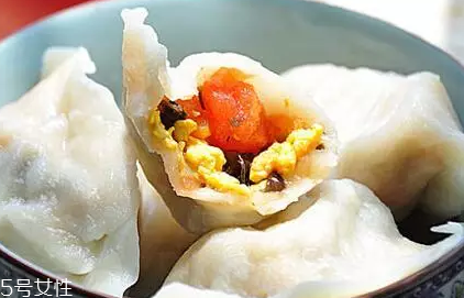 餃子餡先放水還是先放油？油是最后放的調(diào)料