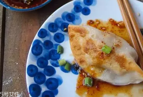 餃子餡先放水還是先放油？油是最后放的調(diào)料