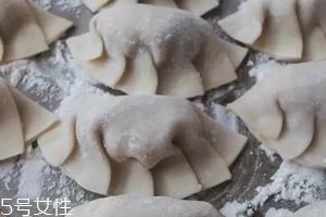 餃子餡先放水還是先放油？油是最后放的調(diào)料