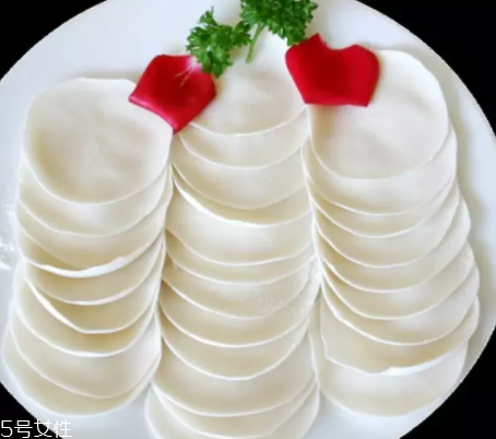搟餃子皮怎么轉(zhuǎn)圈？借用巧力才能轉(zhuǎn)圈成圓