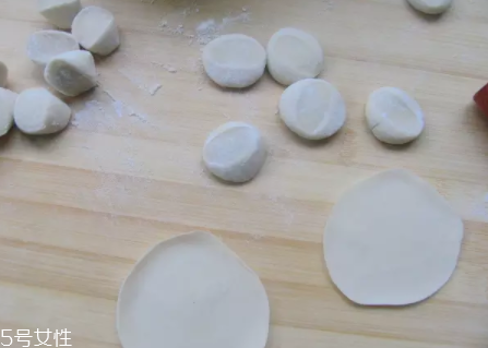 搟餃子皮怎么轉(zhuǎn)圈？借用巧力才能轉(zhuǎn)圈成圓