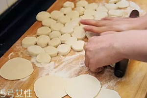 搟餃子皮怎么轉(zhuǎn)圈？借用巧力才能轉(zhuǎn)圈成圓