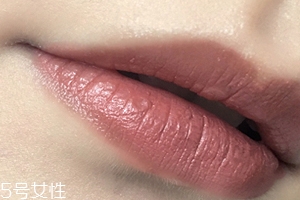 唇部顏色深用什么口紅？chanel絲絨口紅62號(hào)不怕唇深