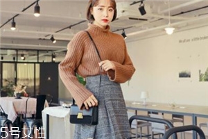 毛衣搭配短裙好看嗎？立顯俏皮少女范兒
