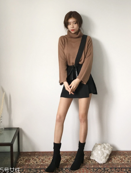 毛衣搭配短裙好看嗎？立顯俏皮少女范兒