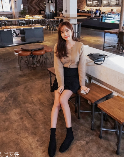 毛衣搭配短裙好看嗎？立顯俏皮少女范兒