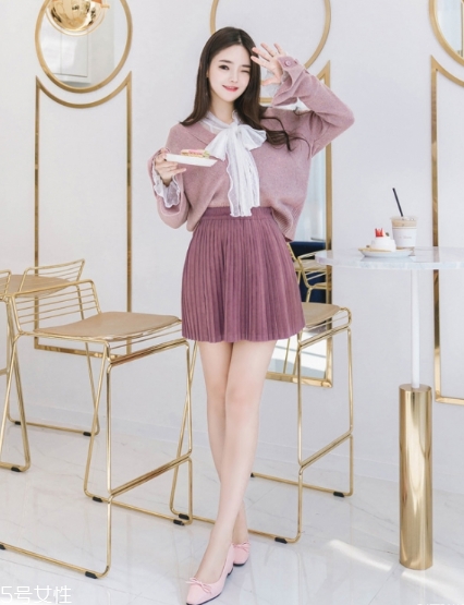 毛衣搭配短裙好看嗎？立顯俏皮少女范兒