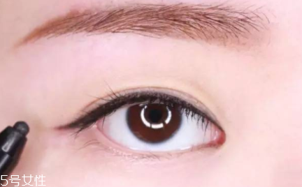 職業(yè)眼影的畫(huà)法 上班族這么化眼妝快速又好看